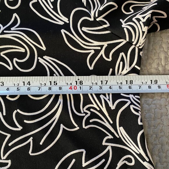 Clientele - Black & White Scrollwork Pattern Flattering Blouse - Picture 4 of 6